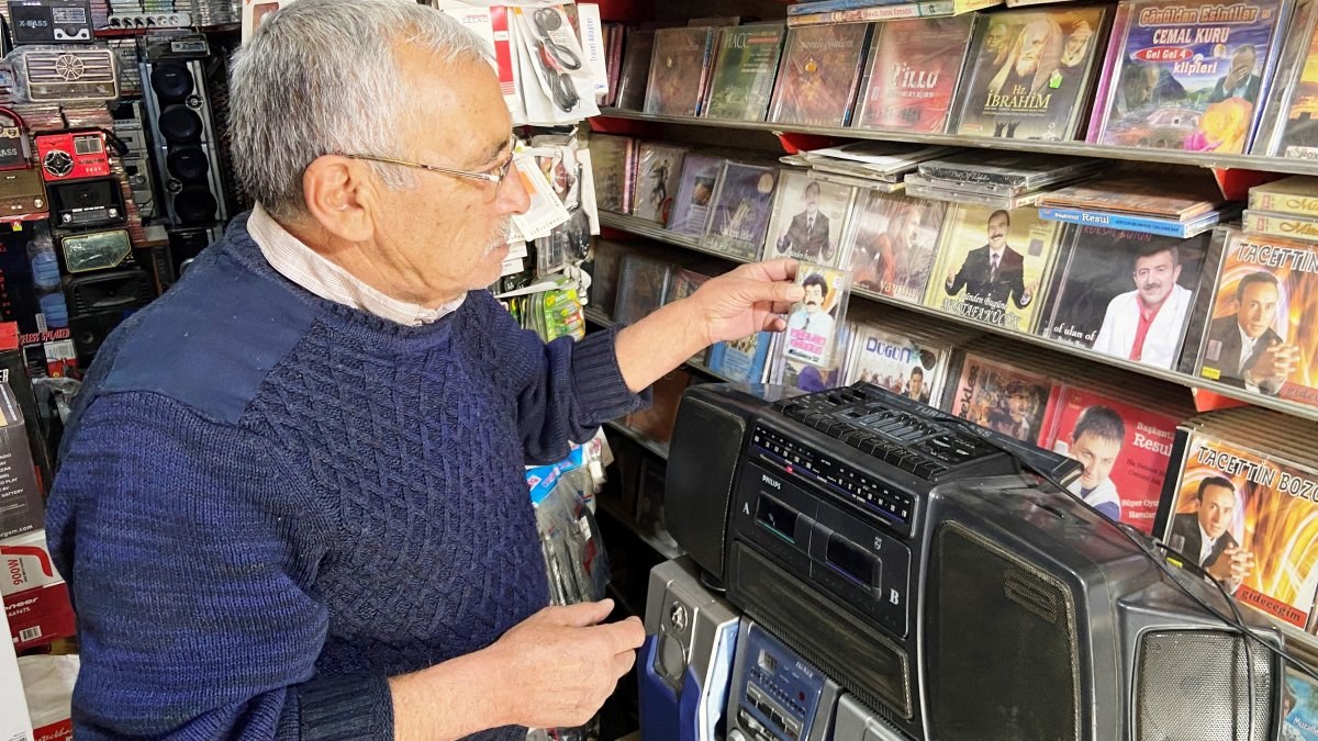 Konya'da kasetçiliği bırakmayarak zamana ve teknolojiye direniyor