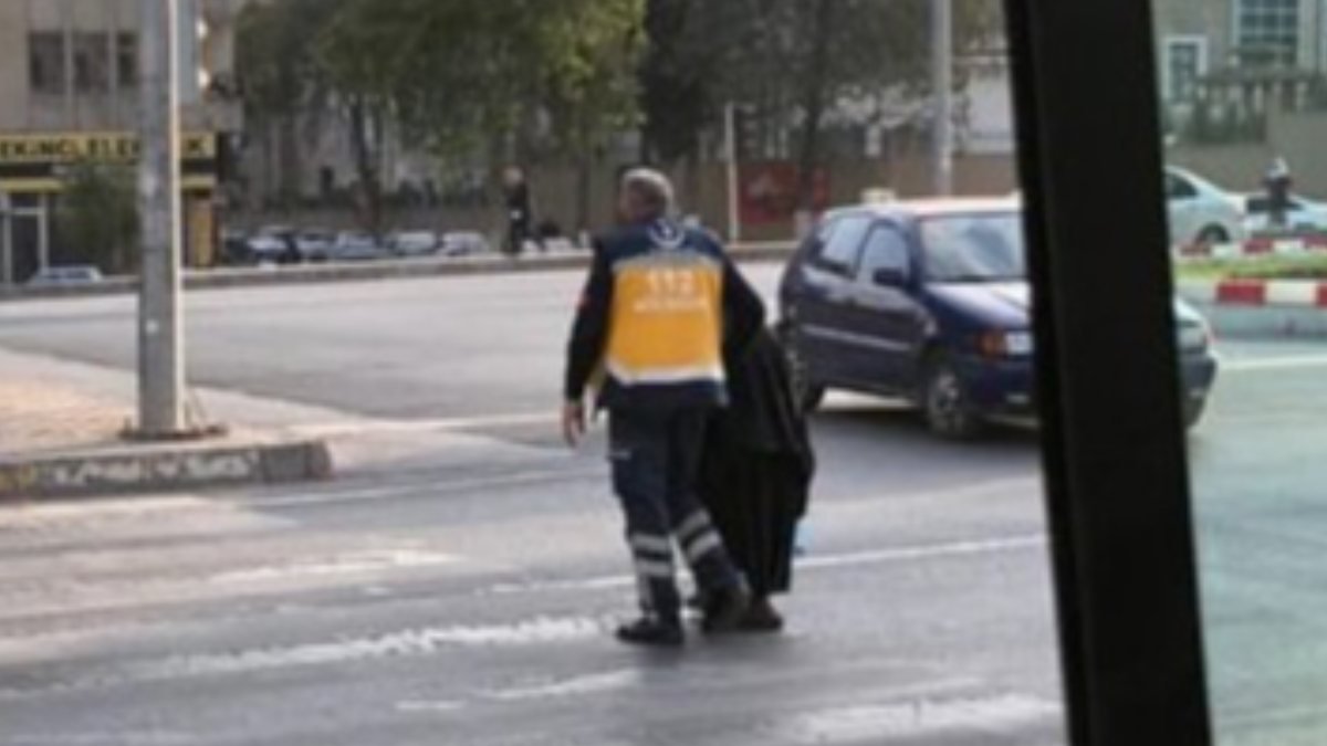Adıyaman'da yaşlı kadının yardımına, ambulans şoförü yetişti