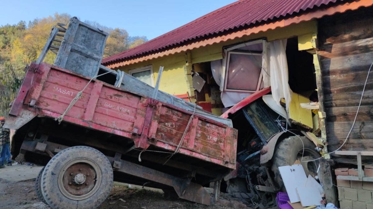 Kastamonu'da traktör eve girdi faciadan dönüldü