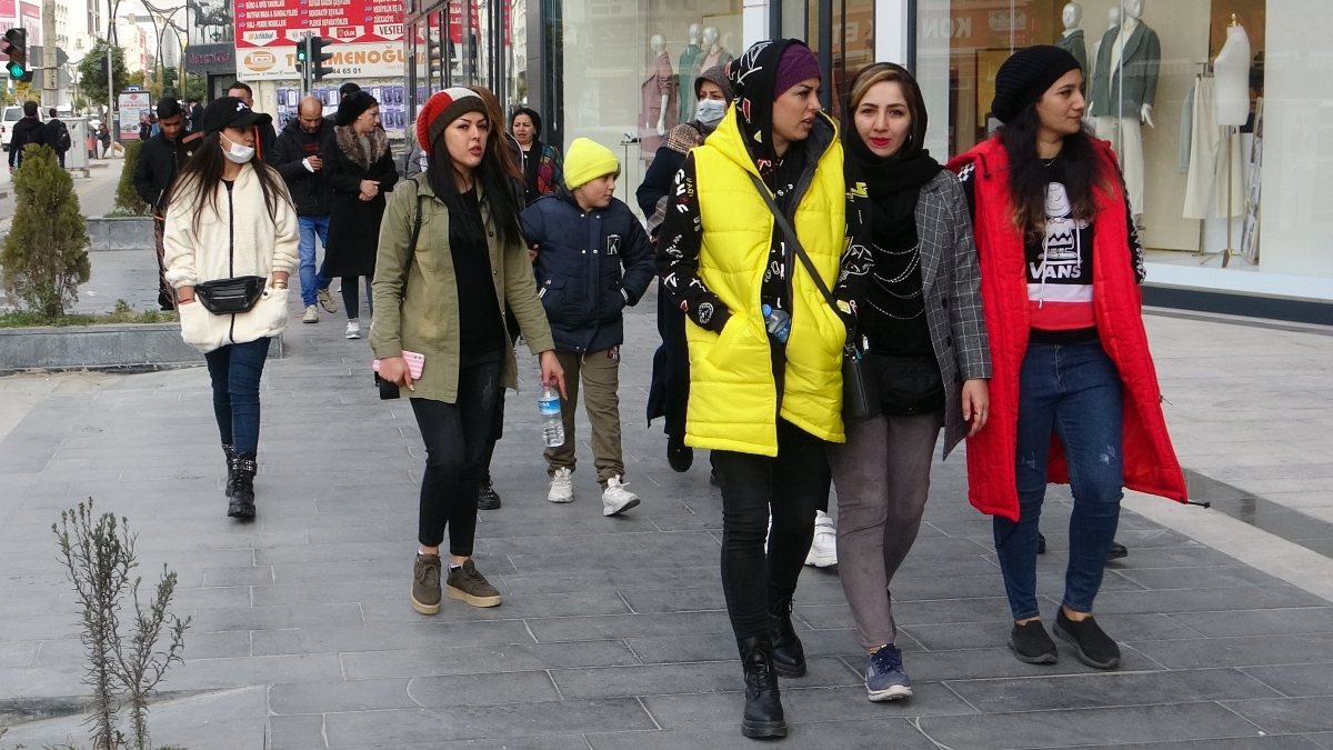 Van esnafı mutlu; İranlı turistler akın ediyor
