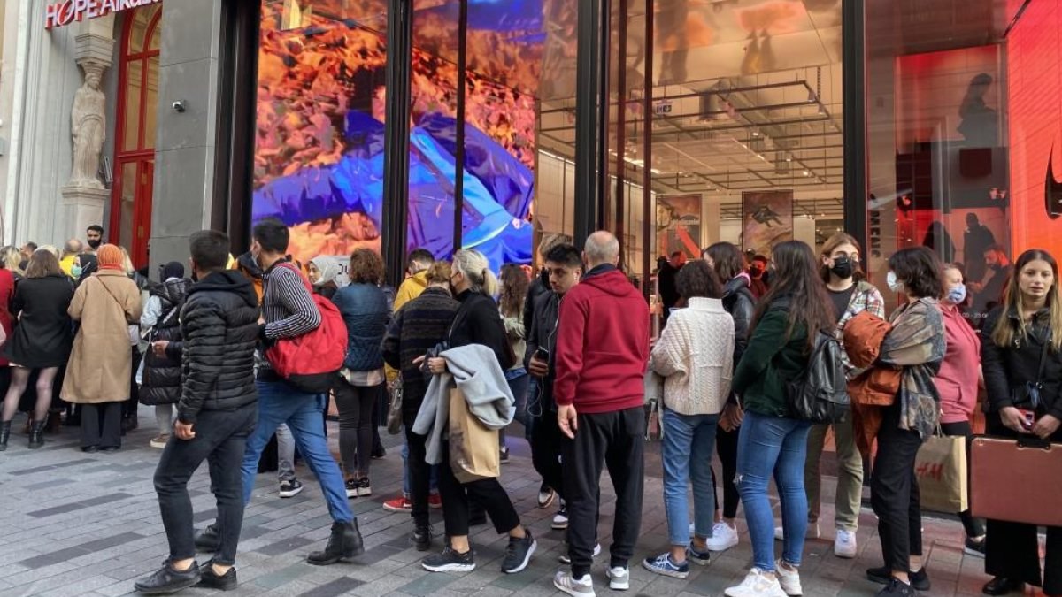 Yenilenen Tarihi Beyoğlu Alkazar Sineması önünde uzun kuyruklar