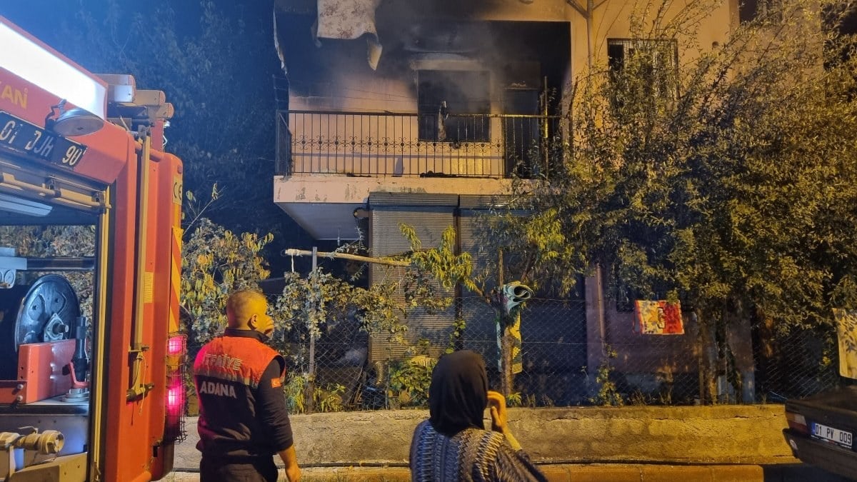Adana sigara içerken evi yaktılar