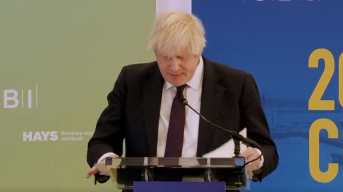 Boris Johnson, konuşma yaparken sayfaları karıştırdı