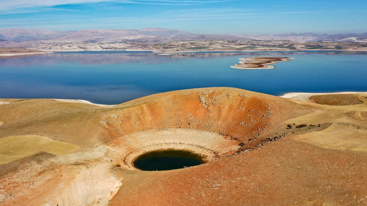 Elazığ'da Keban Baraj Gölü'nde suların çekilmesiyle obruk oluştu