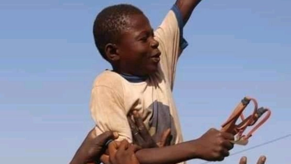 Afrikalı çocuk, Fransız İHA’sını sapanla vurarak etkisiz hale getirdi