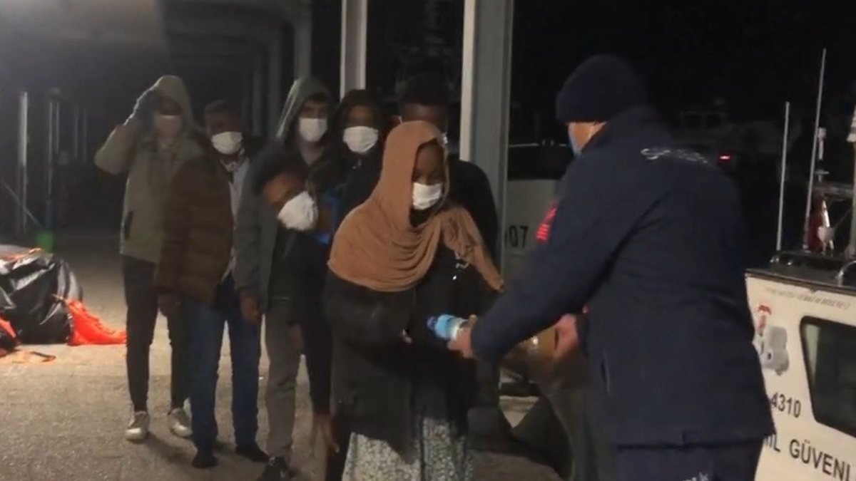 İzmir açıklarında Yunanistan'ın geri ittiği 9 göçmen kurtarıldı