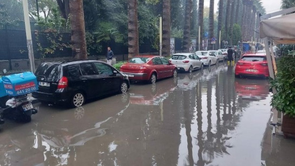 İzmir'de sağanak yağış sonrası su baskını