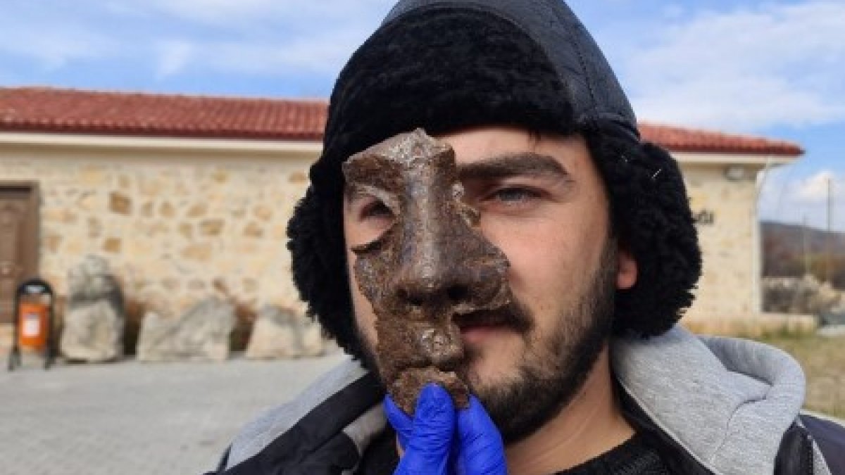 Karabük'teki antik kentte yapılan kazıda demir maske bulundu