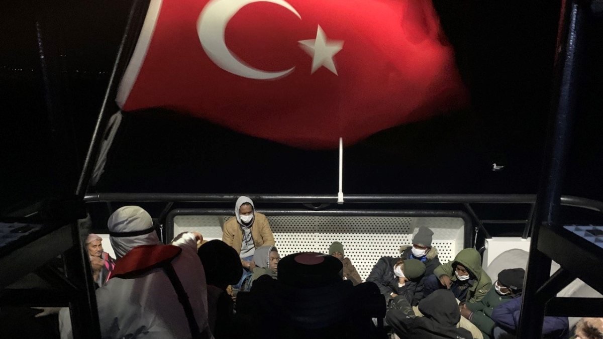 İzmir’de, Yunanistan tarafından itilen 274 kaçak göçmen kurtarıldı