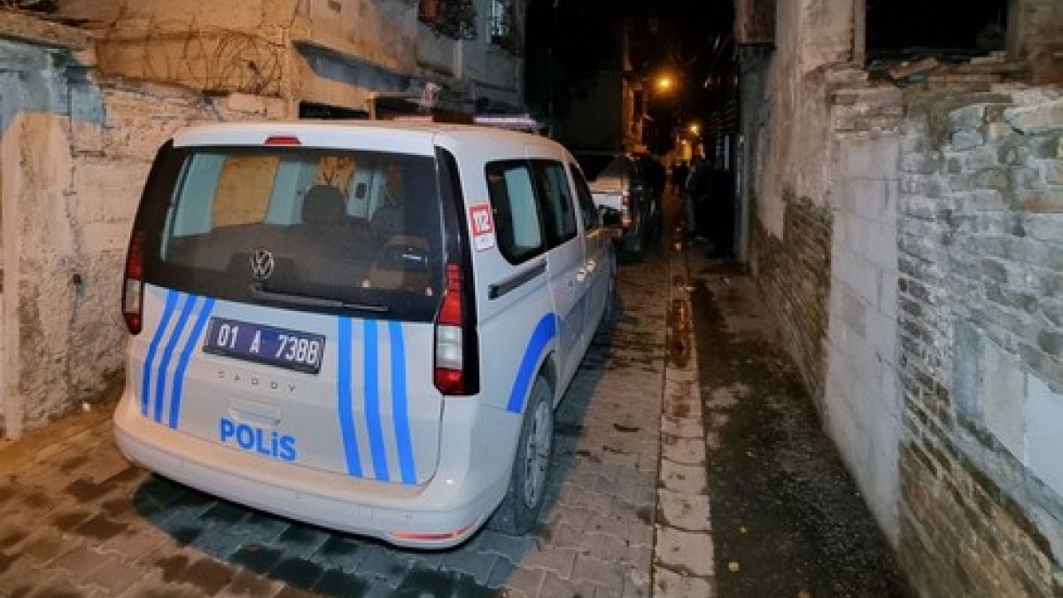 Adana'da uyuyan ev arkadaşını defalarca bıçakladı