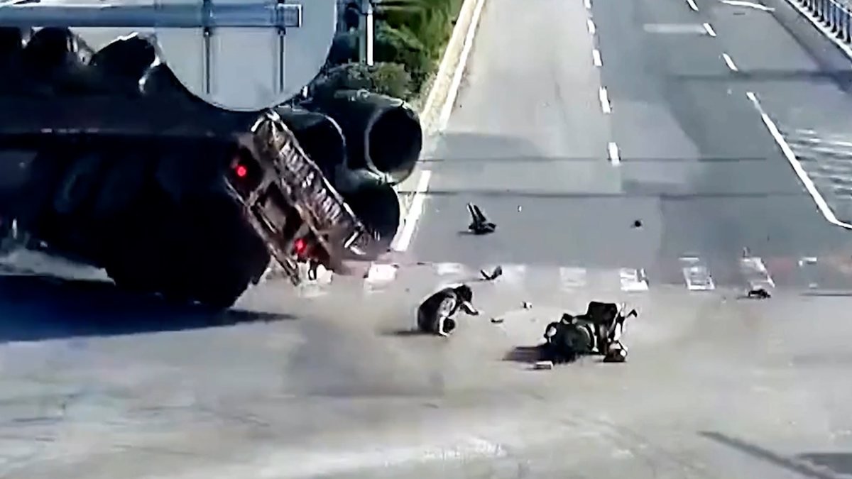 Çin'de motosiklet sürücüsü ölümden kıl payı kurtuldu