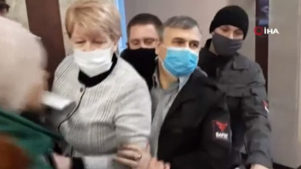 Rusya'da kısıtlamalar protesto ediliyor: Meclise girmeye çalıştılar