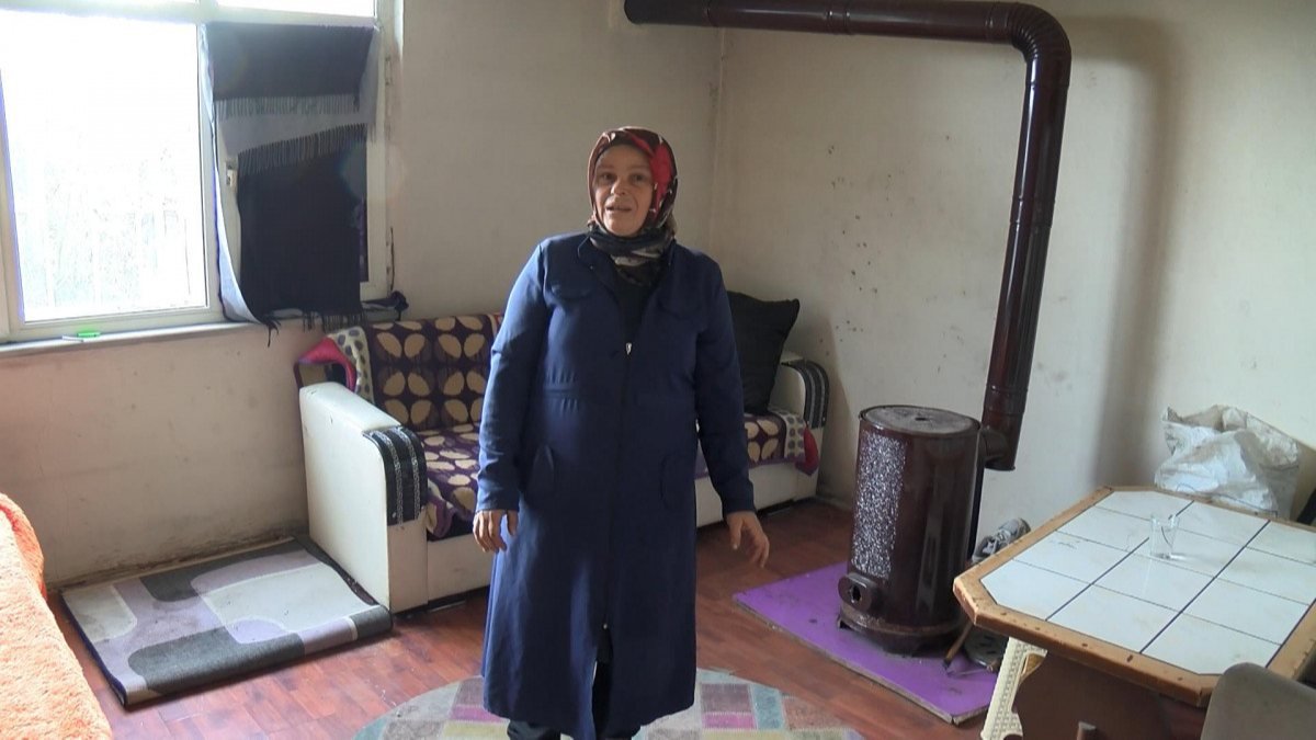 Sultangazi’de bir aile, yanan gecekondunun sağlam kalan odasında yaşamaya başladı
