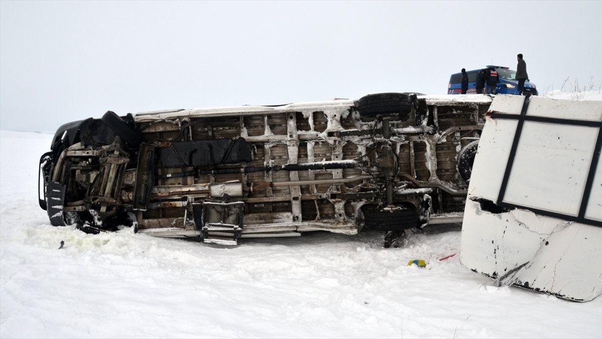 Cenazeden dönen minibüs, Kars'ta kaza yaptı