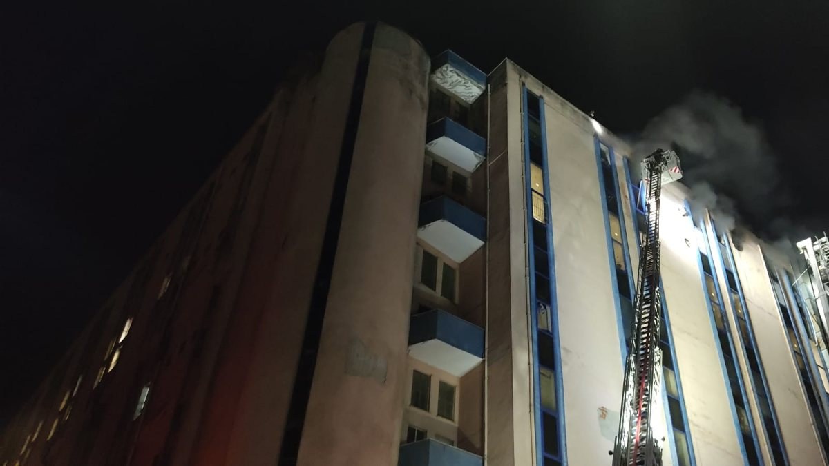 İstanbul'da bir binanın 8. katında çıkan yangın kontrol altına alındı