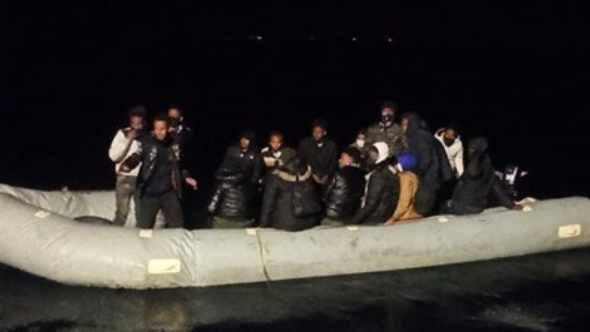 İzmir'de 50 kaçak göçmen kurtarıldı 