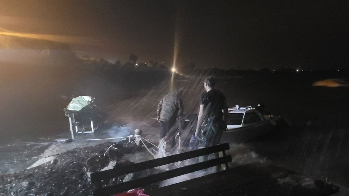 İzmir'deki fırtına iki balıkçı teknesini batırdı