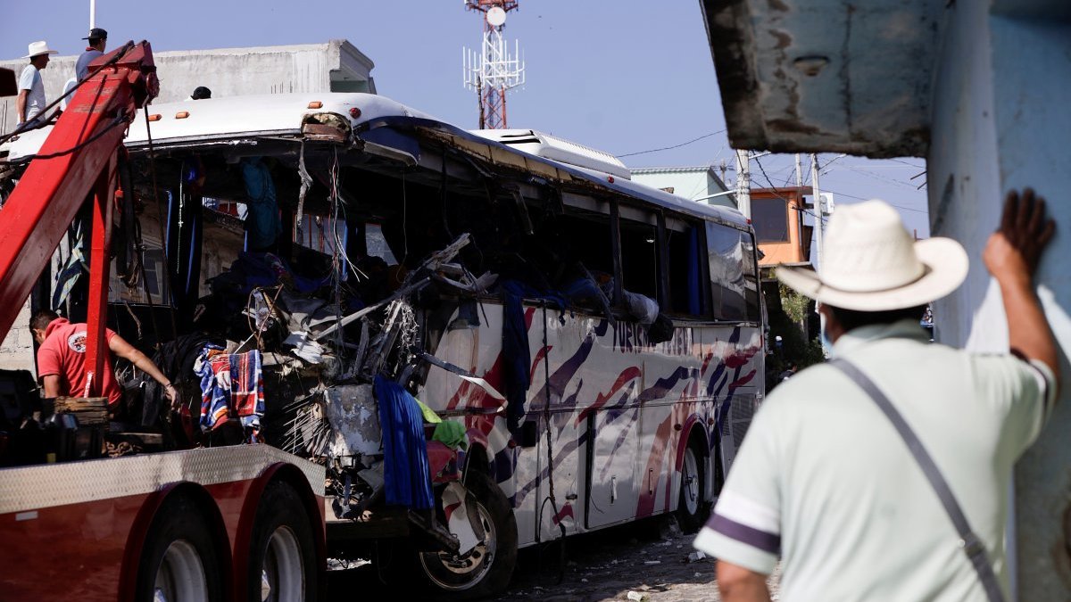 Meksika'da otobüs eve çarptı: 19 ölü