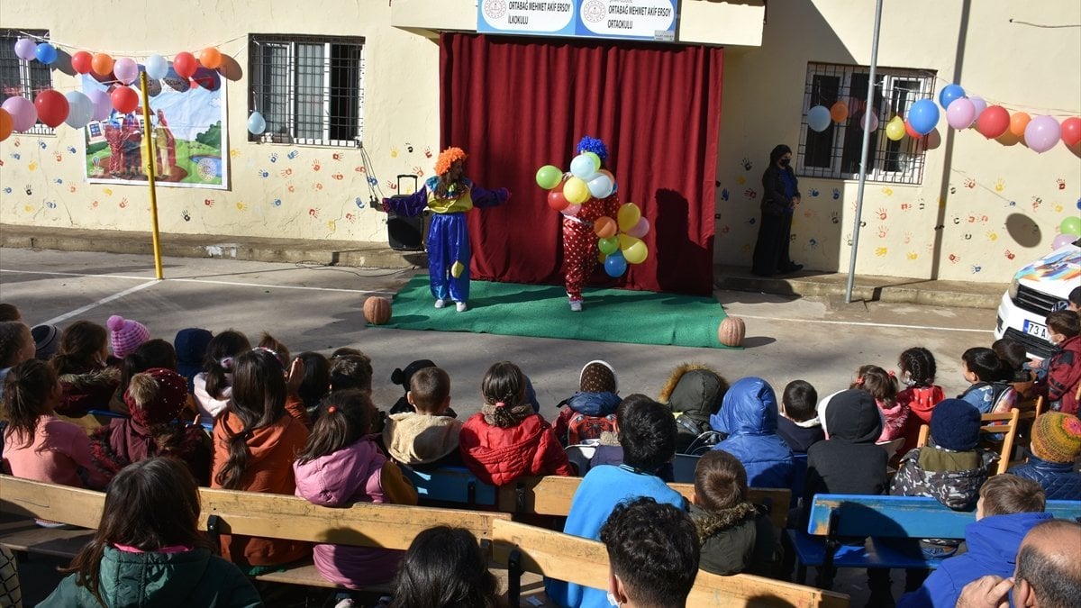 Şanlıurfa'da öğretmenler köydeki öğrencilere tiyatro oyunu sergiledi