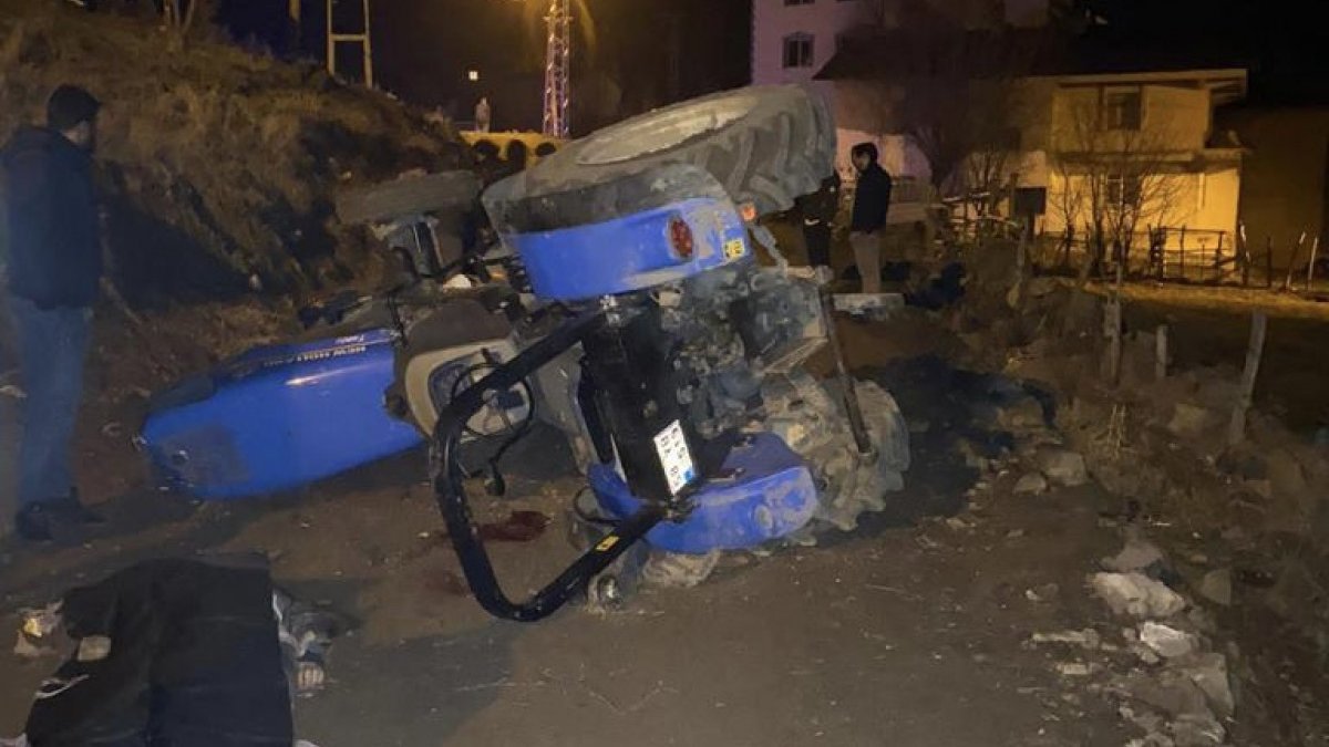 Sivas'ta traktörün devrilmesi sonucunda sürücü yaşamını yitirdi