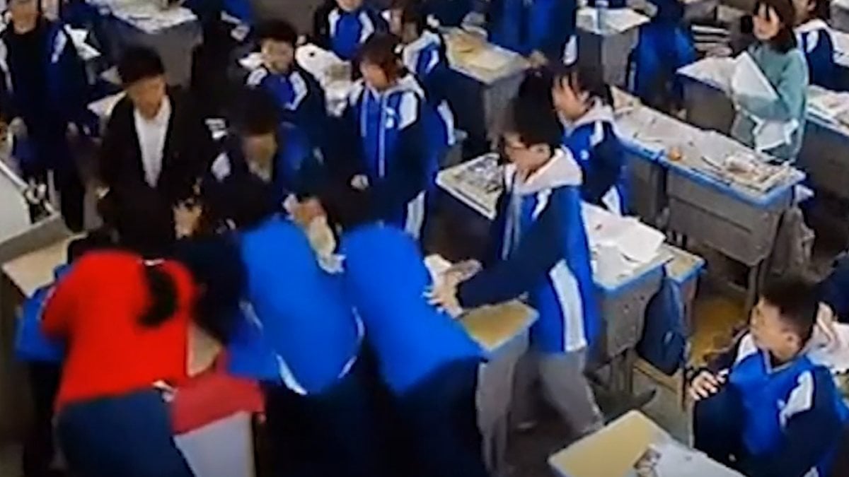 Çin'de tenefüse çıkartmayan öğretmenini dövdü