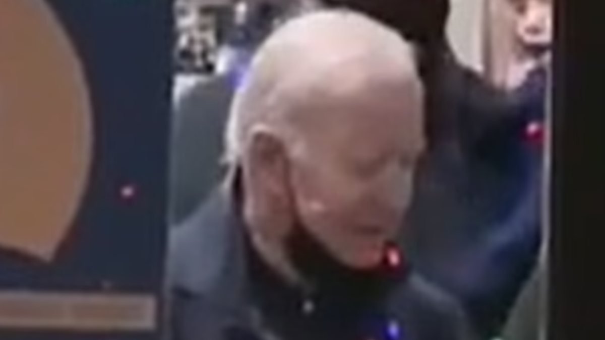 Joe Biden, kapalı mekanda maskesini indirdi