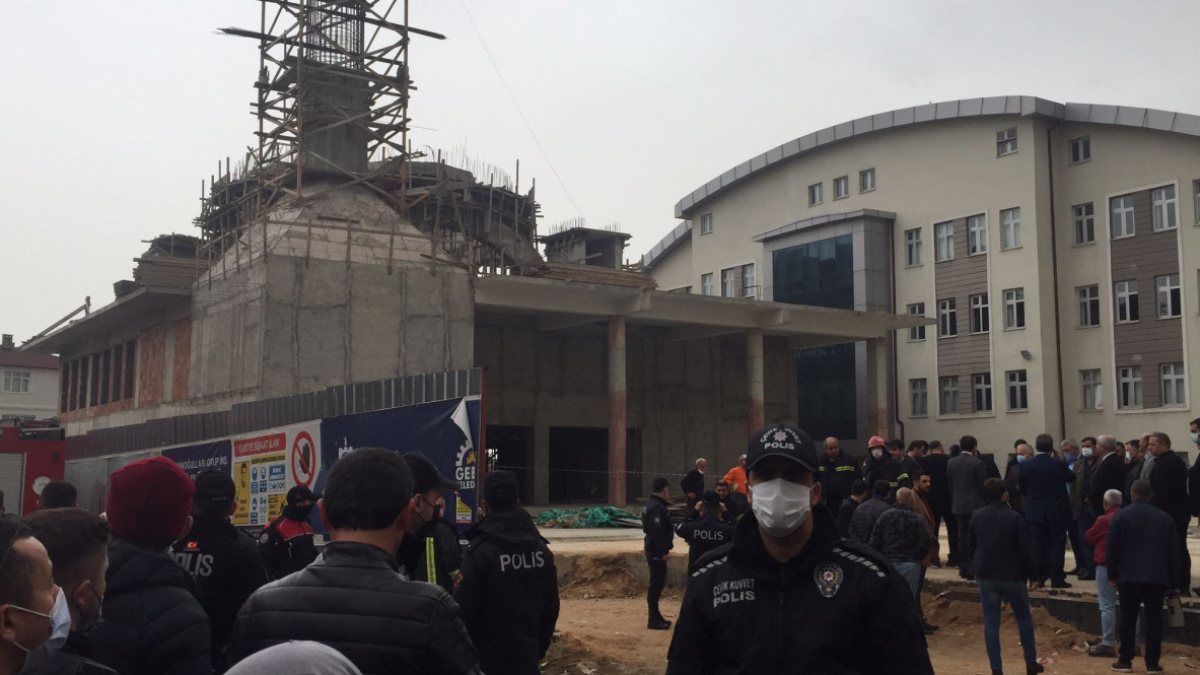 Kocaeli'de cami inşaatında iskele çöktü: 8 yaralı