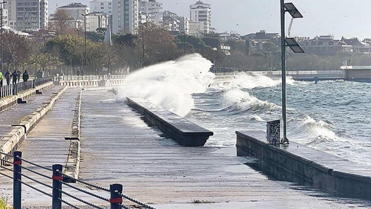İstanbul'u lodos vurdu: Fırtına ne zaman bitecek? Meteorolojiden peş peşe uyarı...