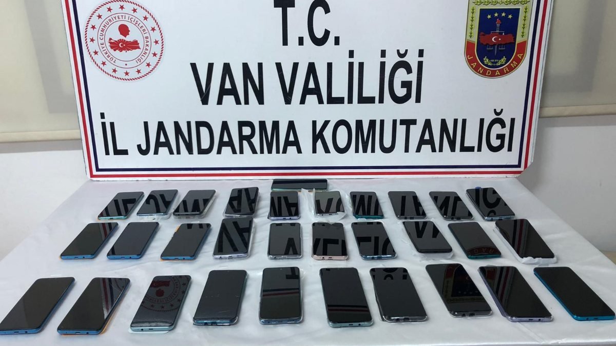 Van'da 31 adet kaçak cep telefonu ele geçirildi