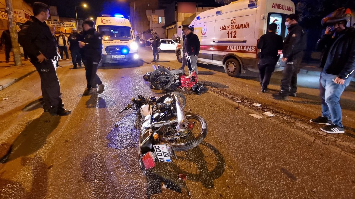 Adana'da 3 motosiklet çarpıştı