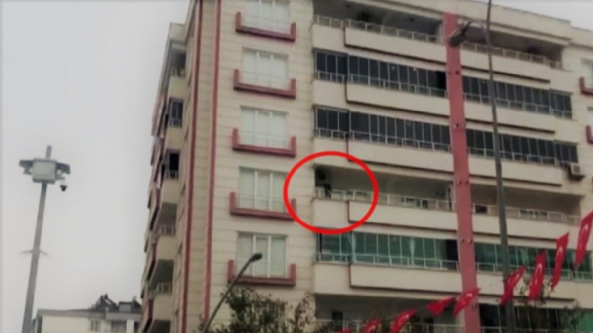 Diyarbakır'da balkon demirliklerine çıkan çocuğu, babası kurtardı