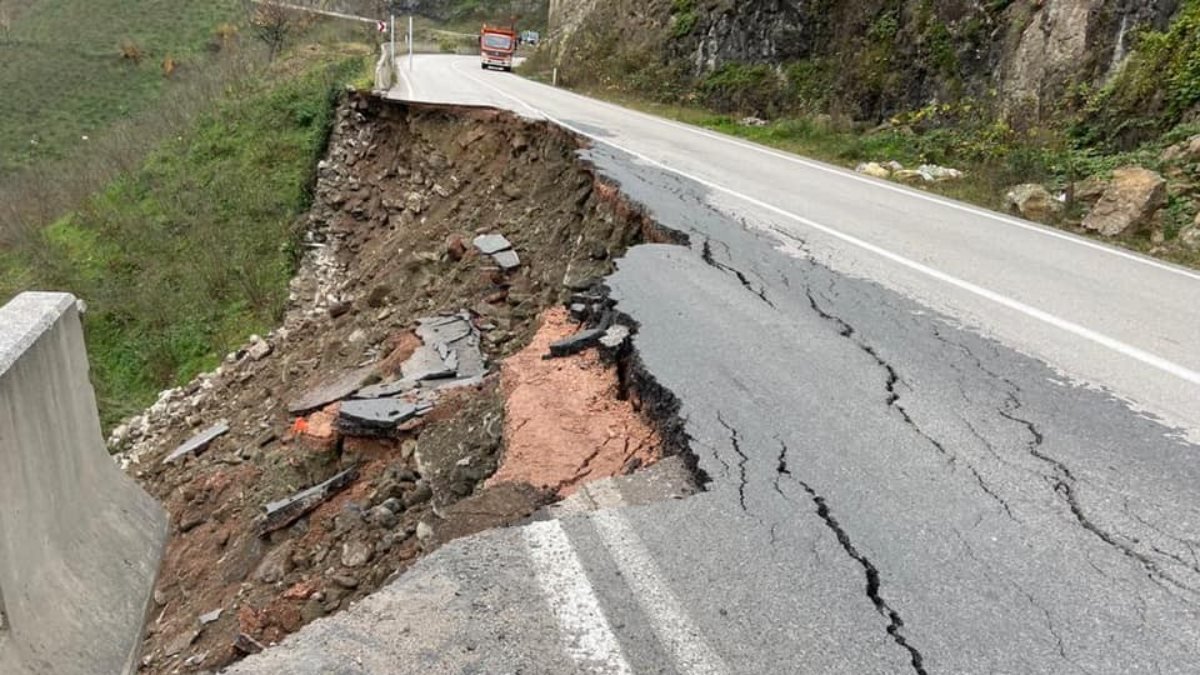 Ordu'da ilçeye giden yol heyelanla yıkıldı