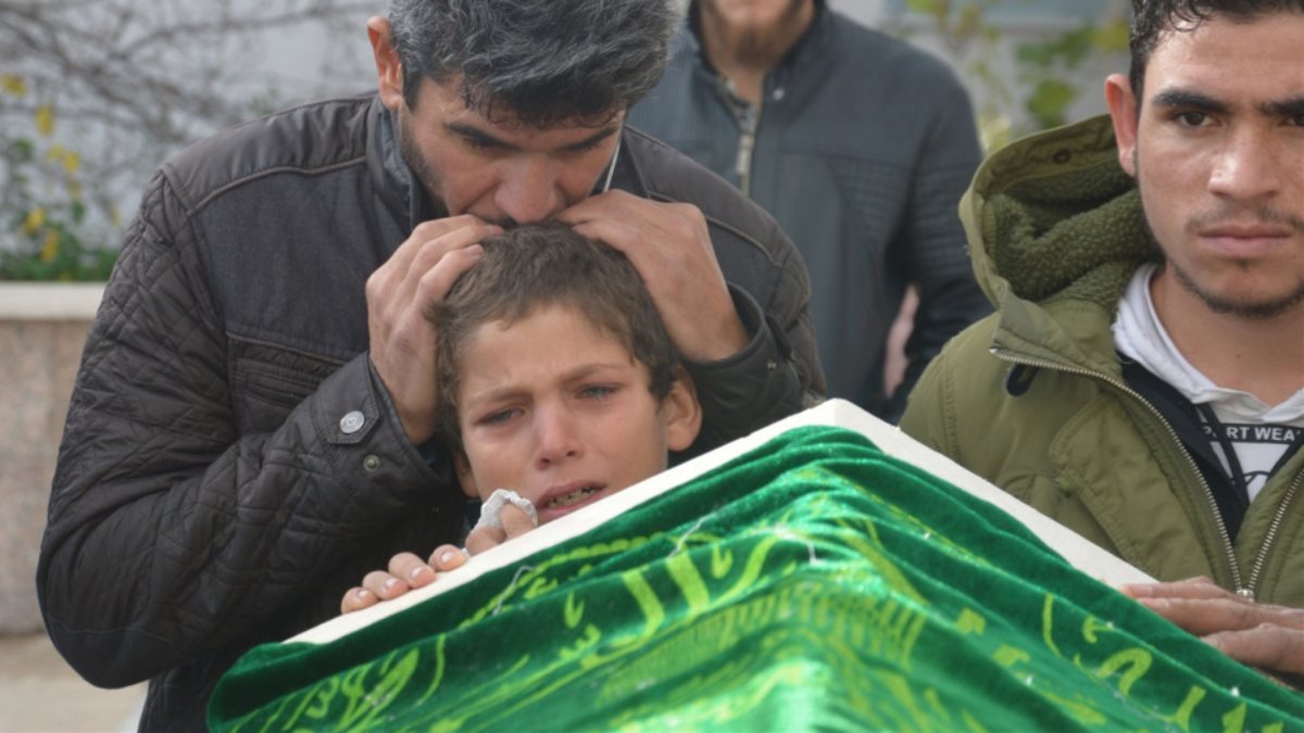 Bursa'daki çocuk, kazada ölen kardeşinin tabutu başında ağladı