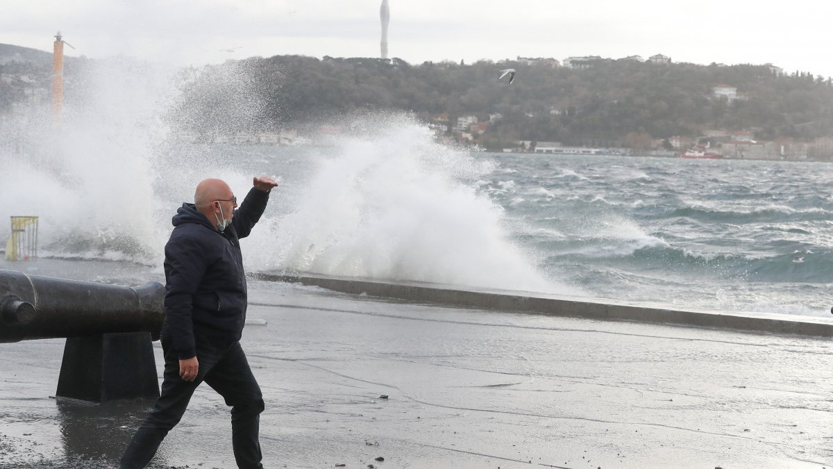İstanbul’da lodos dev dalgalara neden oldu
