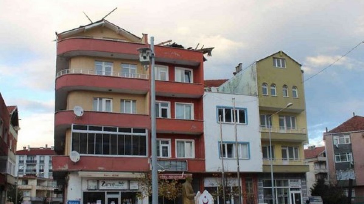 Sinop’ta fırtınada kopan çatı, öğrencilerin kaldığı binaya çarptı