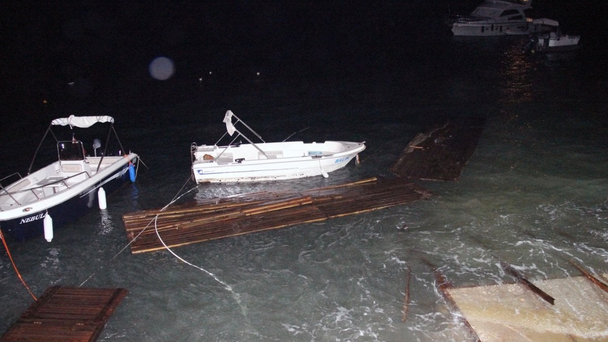 Akyaka’daki lodos tekneleri batırdı