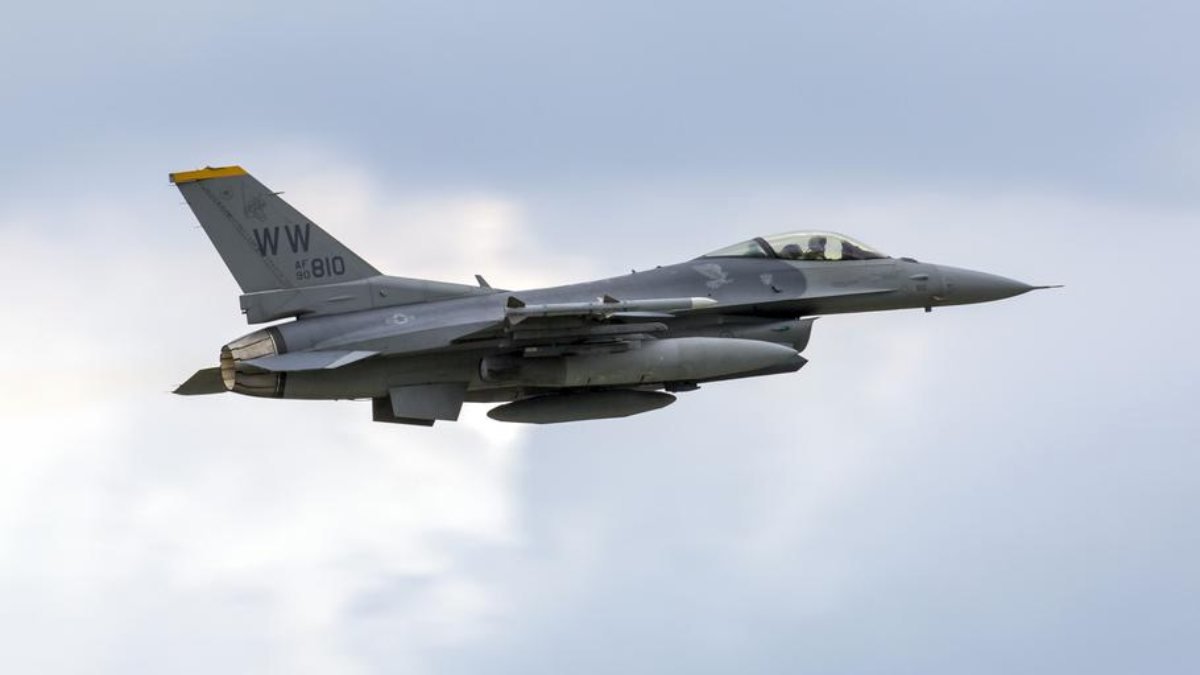 ABD F-16 uçağı, Japonya'ya 2 yakıt tankı bıraktı