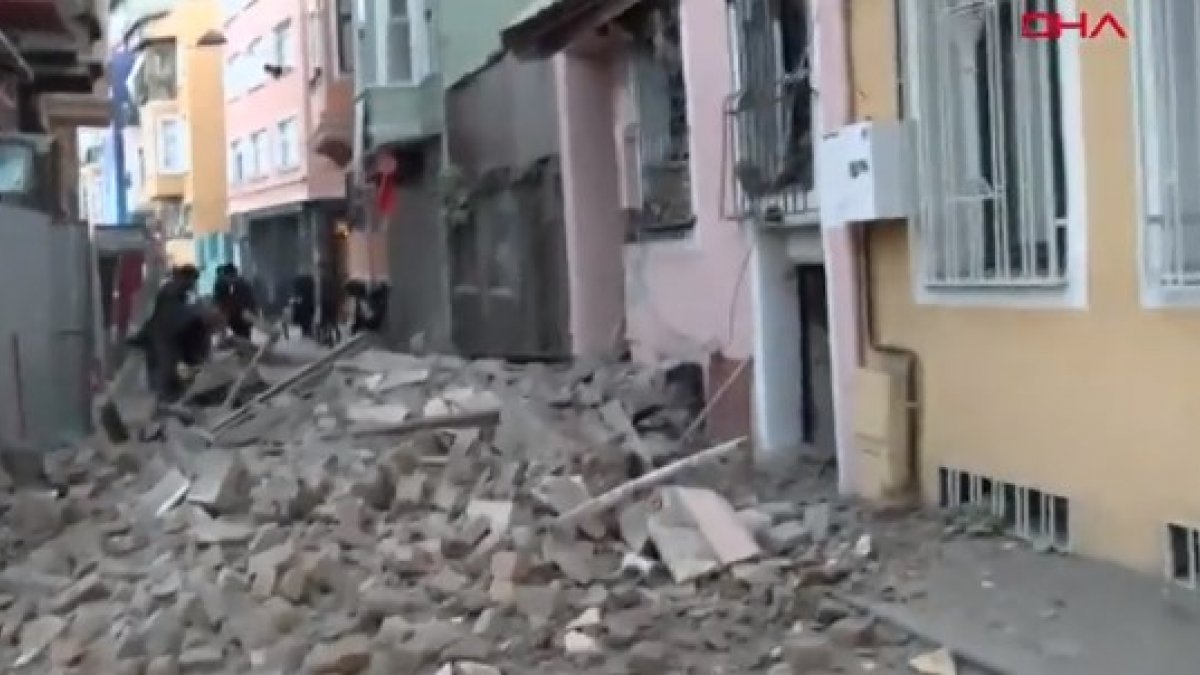 İstanbul Fatih'te 3 katlı metruk bina çöktü