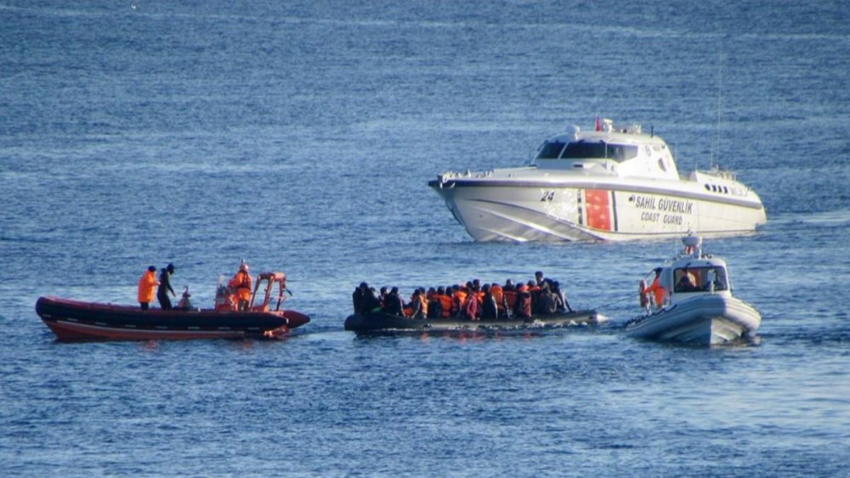 İzmir'de 63 düzensiz göçmen kurtarıldı, 28 göçmen de yakalandı