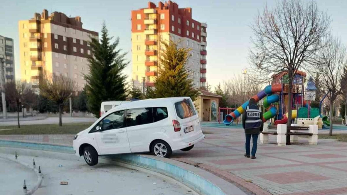Konya’da alkollü sürücü, sokak zannedip çocuk parkına girdi