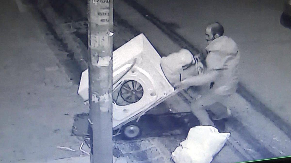 Avcılar'daki hırsız, panik yapınca çaldığı çamaşır makinesini düşürdü
