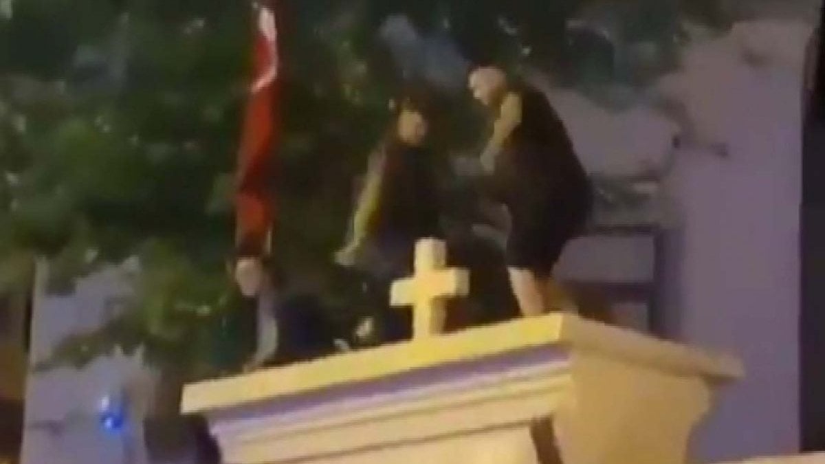 Kadıköy’de, kilise duvarında dans eden 3 şahıs hakkında dava açıldı