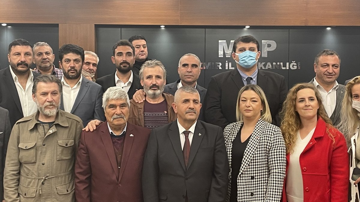 İzmir'de 14 kişi İYİ Parti'den istifa edip MHP'ye katıldı