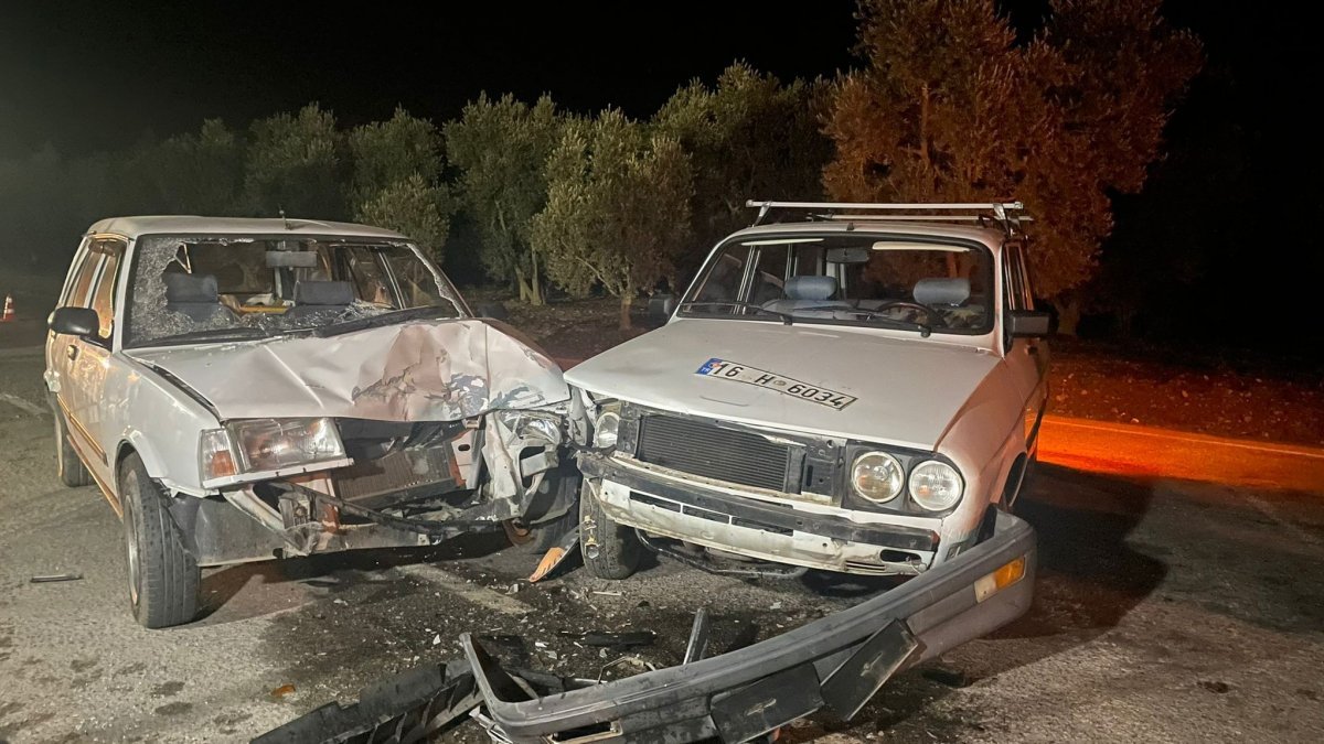 Bursa'da iki aracın kafa kafaya çarpışması sonucu 3 kişi yaralandı