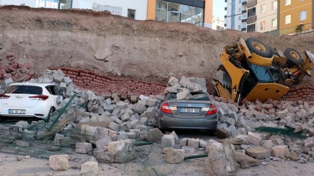 Kayseri'de istinat duvarı çöktü: 4 otomobil altında kaldı