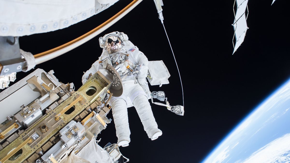 NASA astronotları uzay yürüyüşüne çıktı: Eski anten değiştirildi