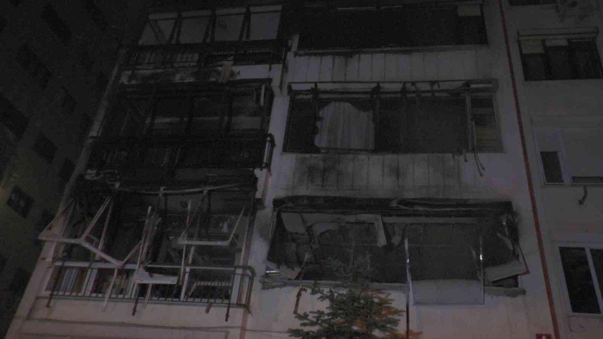 Kadıköy'de yangın 10 katlı binayı ateş topuna çevirdi
