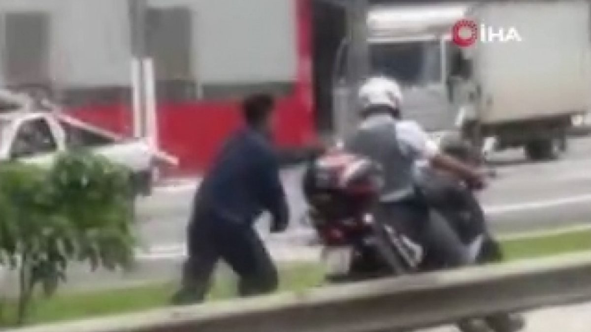 Brezilya’da polis, siyahi şüpheliyi motoruna kelepçeleyip koşturdu