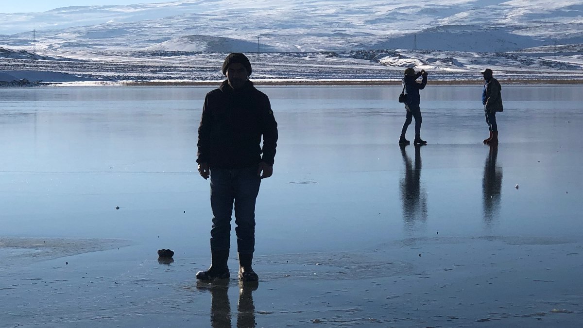 Kars'ta buz tutan Çıldır Gölü, fotoğraf çekenlerin akınına uğradı