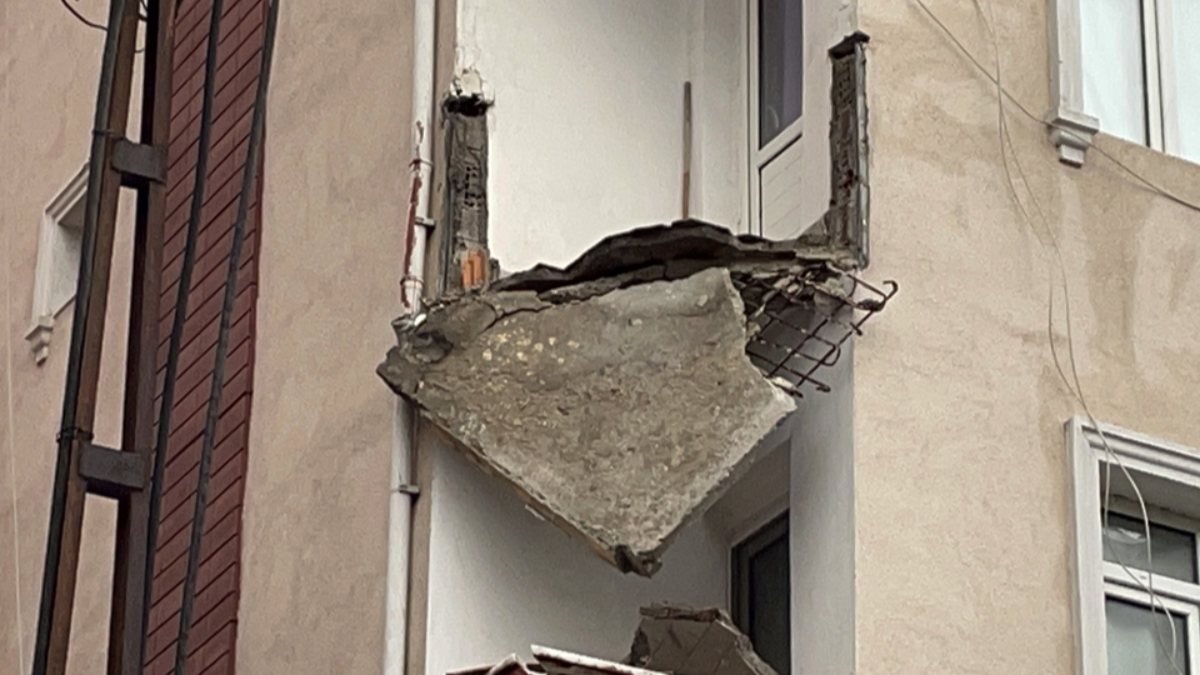 İstanbul'da balkonu çöken bina tahliye edildi